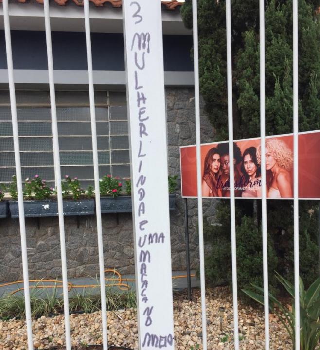 Foto 2 de 5 — Salão é alvo de ataque racista:“Tira esta macaca”
